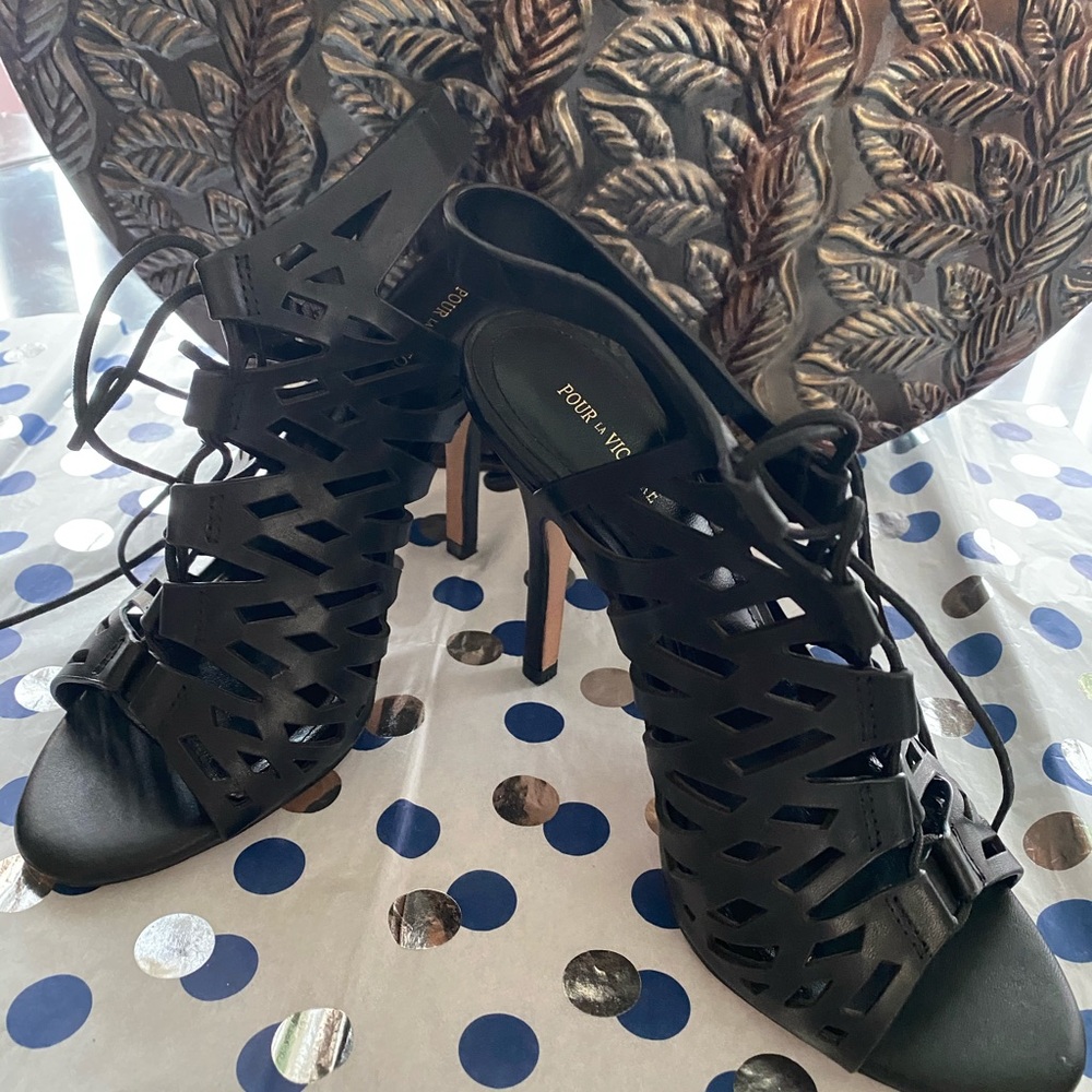Pour La Victoire Laced Up Sandals Size 6.5M